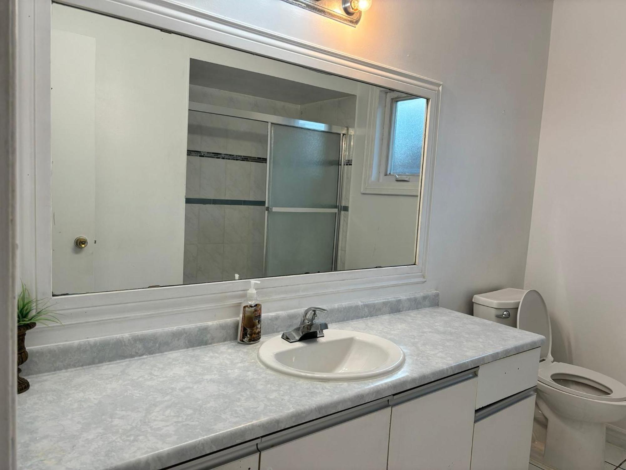 Queen Bedroom Near Sheridan College Brampton Exteriör bild